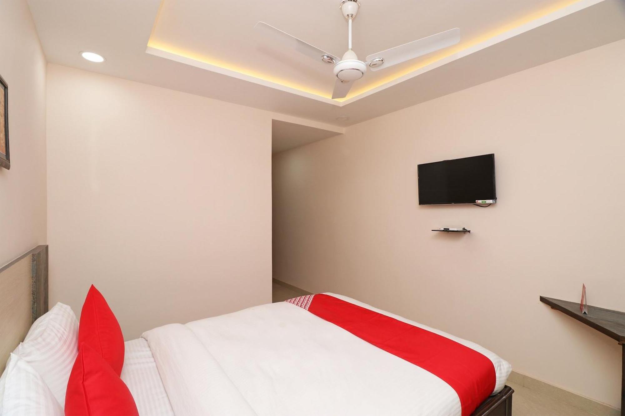 Hotel Centre Point 戈勒克布尔 外观 照片